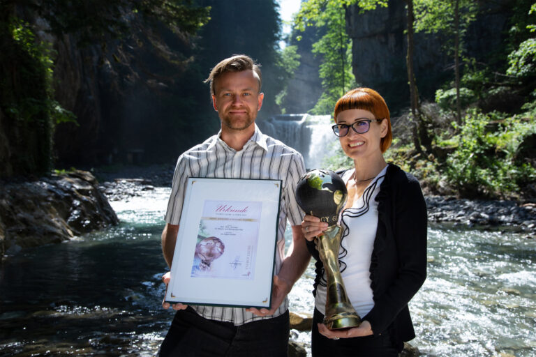 Uni Sapon Eigentümerin Marion Reichhart und Geschäftsführer Peter Metzler zeigen die Energy Globe Sieger Trophäe von 2019 und 2020